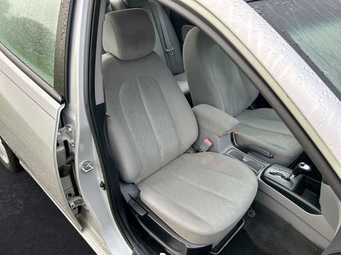 Used 2010 Hyundai Elantra SE FWD image 25