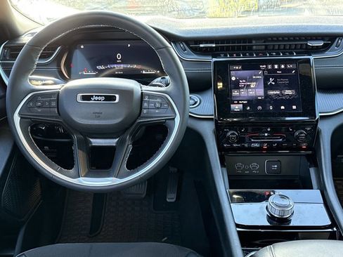 Used 2023 Jeep Grand Cherokee L Laredo image 4