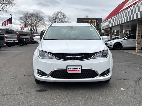 Used 2018 Chrysler Pacifica Touring Plus image 2