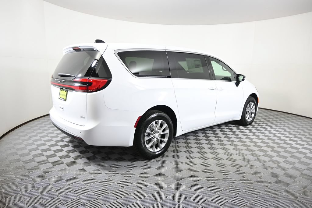 New 2027 Chrysler Pacifica Select AWD/4WD image 6
