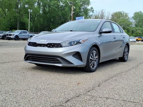 Used 2024 Kia Forte LXS w/ LXS Technology Package FWD image 3