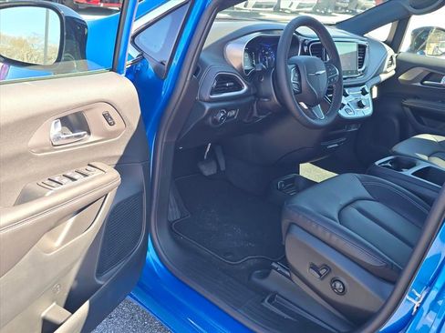 New 2026 Chrysler Pacifica Select image 4