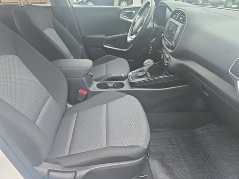Used 2025 Kia Soul LX w/ LX Technology Package FWD image 10