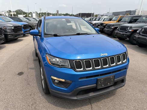 Used 2017 Jeep Compass Latitude w/ Popular Equipment Group FWD image 17
