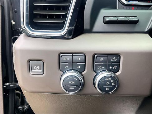Used 2024 GMC Sierra 2500 Denali w/ Denali Reserve Package AWD/4WD image 36