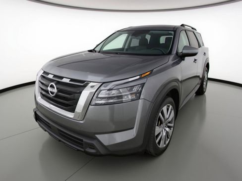 Used 2025 Nissan Pathfinder SV image 3