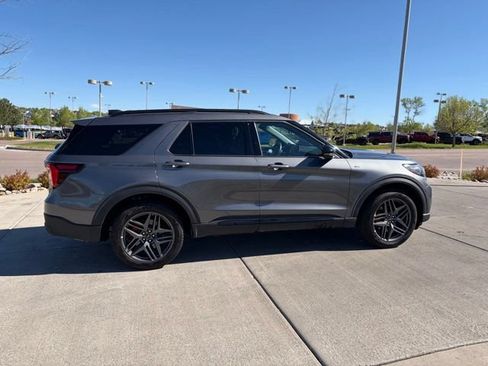 Used 2025 Ford Explorer ST-Line w/ ST-Line Street Pack AWD/4WD image 9