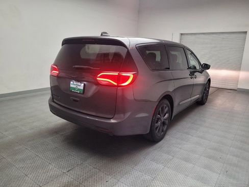 Used 2020 Chrysler Pacifica Touring w/ S Appearance Package FWD image 9