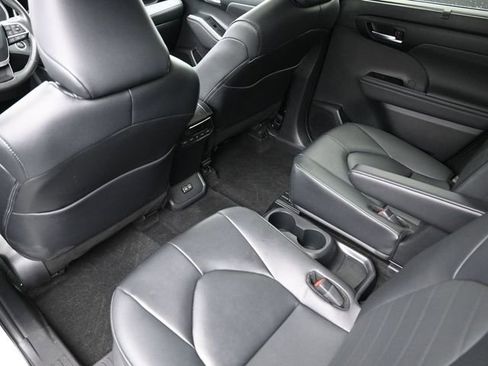 Certified 2024 Toyota Highlander XLE image 34