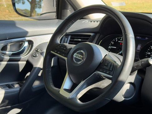 Used 2019 Nissan Rogue SV image 12