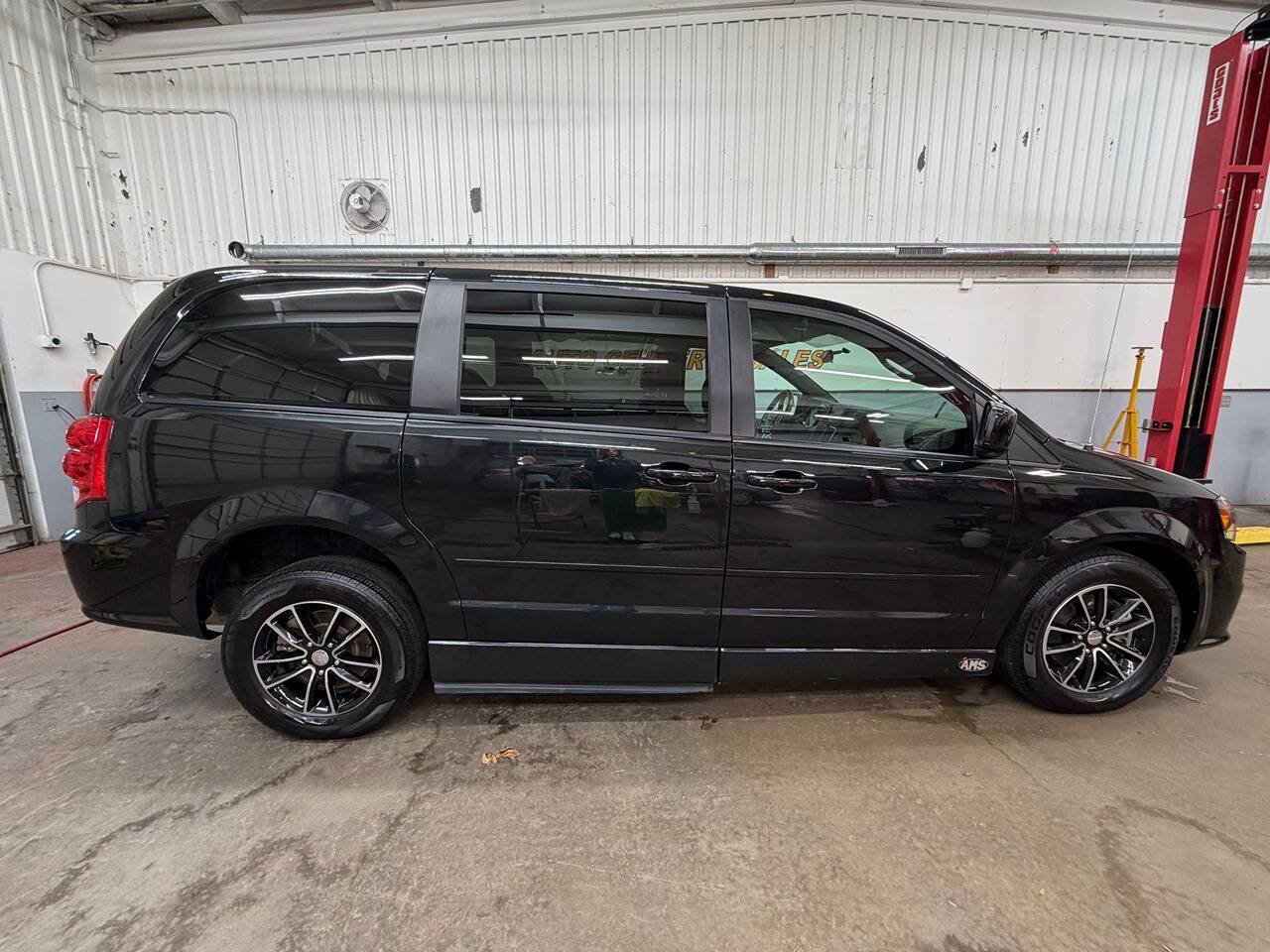 Used 2015 Dodge Grand Caravan R/T FWD image 9