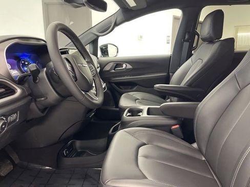 New 2026 Chrysler Pacifica Select AWD/4WD image 15