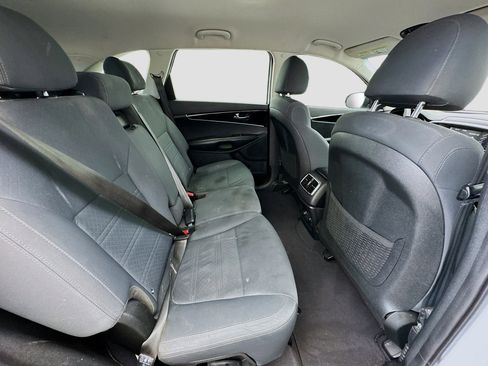 Used 2019 Kia Sorento LX image 19