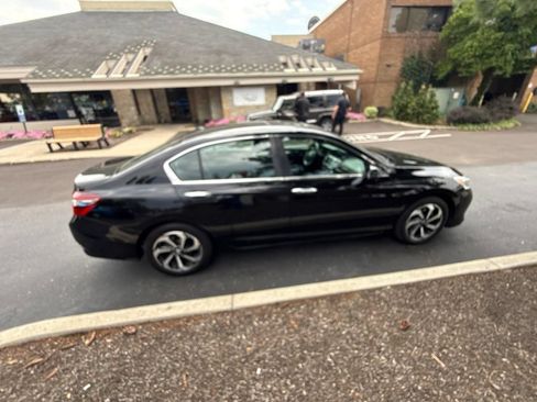 Used 2017 Honda Accord EX image 5