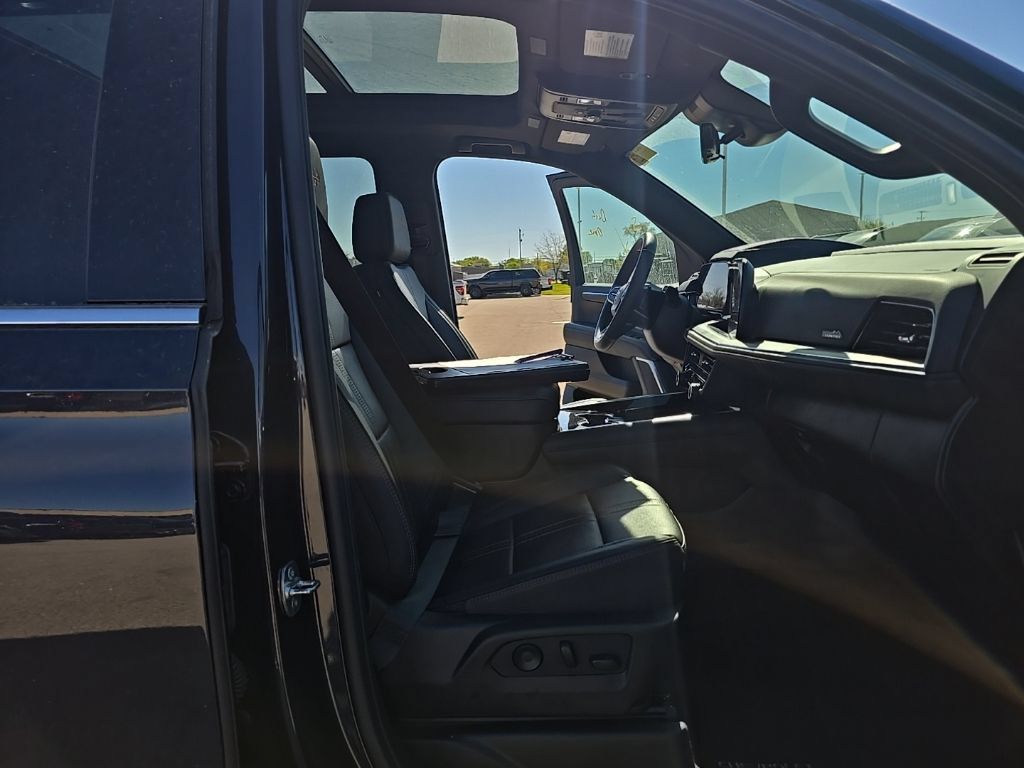 Used 2025 Chevrolet Suburban High Country w/ Sun And Tow Package AWD/4WD image 22