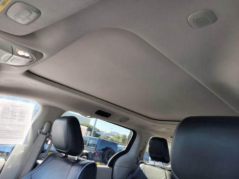 Used 2023 Chrysler Pacifica Limited FWD image 9