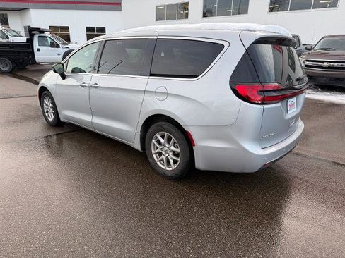 Used 2024 Chrysler Pacifica Touring-L FWD image 3