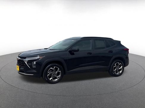 Used 2025 Chevrolet Trax LT FWD image 8