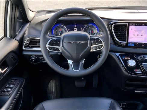 Used 2025 Chrysler Pacifica Select image 5