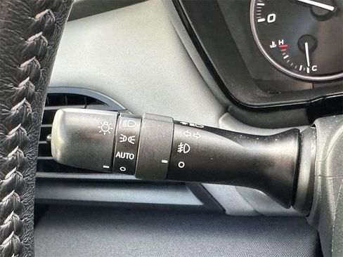 Used 2023 Subaru Outback Premium image 31