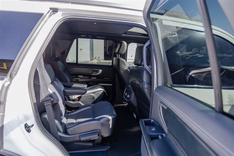 Used 2025 Ford Expedition Platinum w/ Stealth Appearance Package AWD/4WD image 32
