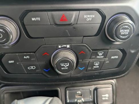 Used 2018 Jeep Renegade Latitude image 32