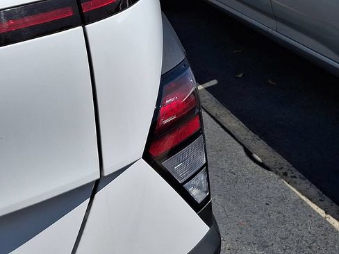 Used 2025 Hyundai Kona SEL FWD image 8