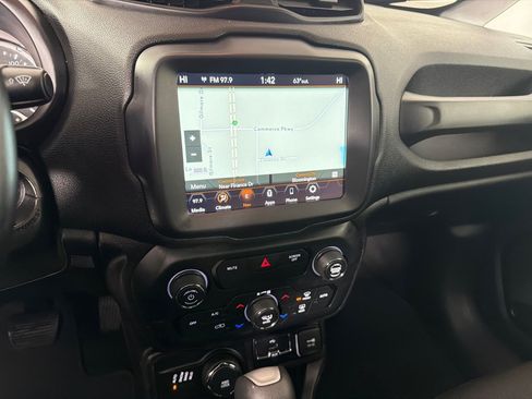 Used 2018 Jeep Renegade Altitude w/ UConnect 8.4 Nav Group AWD/4WD image 17