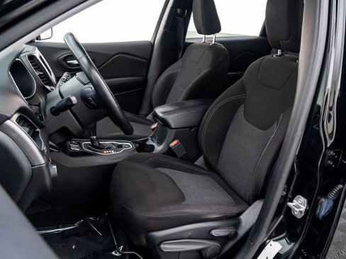 Used 2019 Jeep Cherokee Latitude w/ Cold Weather Group image 13