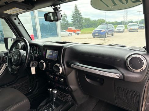 Used 2017 Jeep Wrangler Unlimited Sahara w/ Connectivity Group AWD/4WD image 25