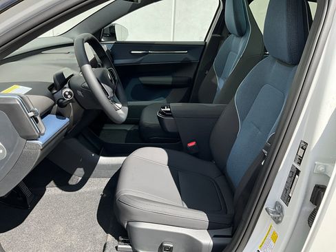 New 2026 Volvo EX30 Plus w/ Protection Package Premier image 9