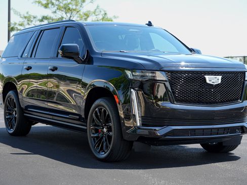 Used 2024 Cadillac Escalade ESV Sport Platinum w/ LPO, ONYX Package AWD/4WD image 3