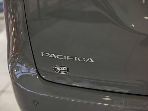 Used 2022 Chrysler Pacifica Touring image 16