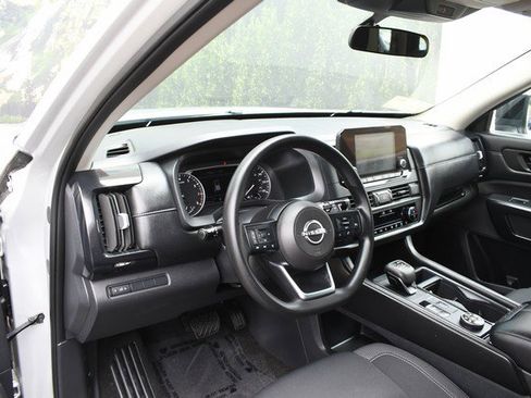 Used 2024 Nissan Pathfinder S AWD/4WD image 14