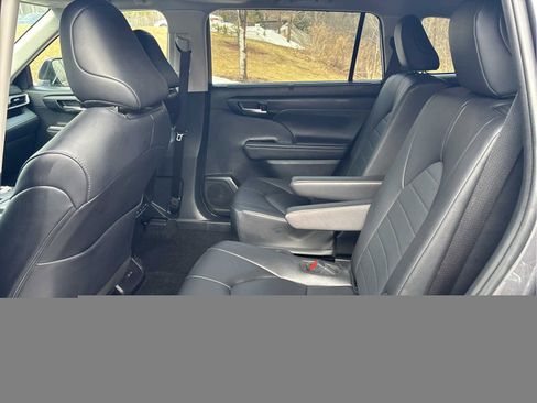 Used 2024 Toyota Highlander XLE image 8