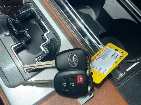 Used 2018 Toyota Tacoma SR5 RWD image 14