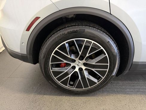 Used 2025 Porsche Macan 4S Electric AWD/4WD image 12