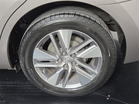 Used 2015 Toyota Corolla LE image 11