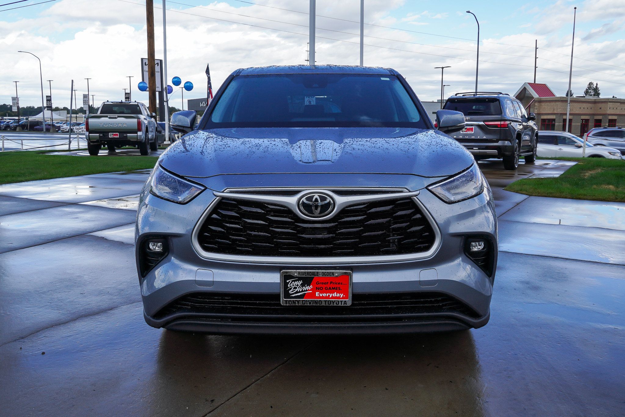 Used 2023 Toyota Highlander LE AWD/4WD image 3