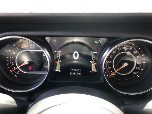 Used 2019 Jeep Wrangler Unlimited Sahara AWD/4WD image 31