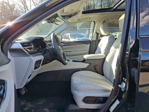 Used 2023 Jeep Grand Cherokee Overland AWD/4WD image 16
