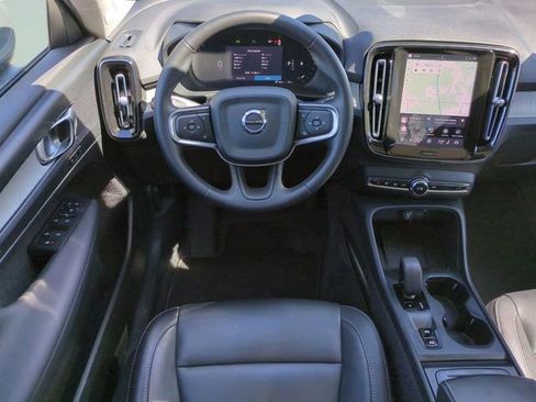 Certified 2025 Volvo XC40 B5 Core AWD/4WD image 12