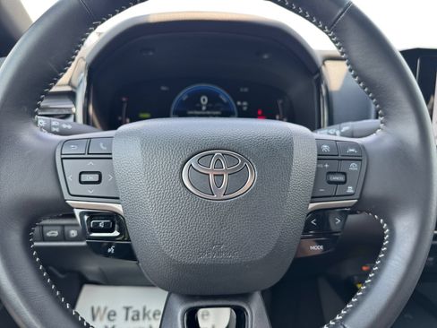 Used 2025 Toyota Camry SE FWD image 16
