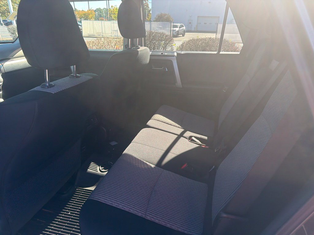 Used 2018 Toyota 4Runner SR5 AWD/4WD image 10