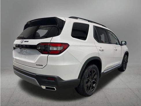 Certified 2025 Honda Pilot Touring image 5
