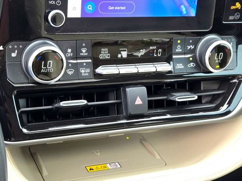 Used 2023 Toyota Highlander XLE image 16