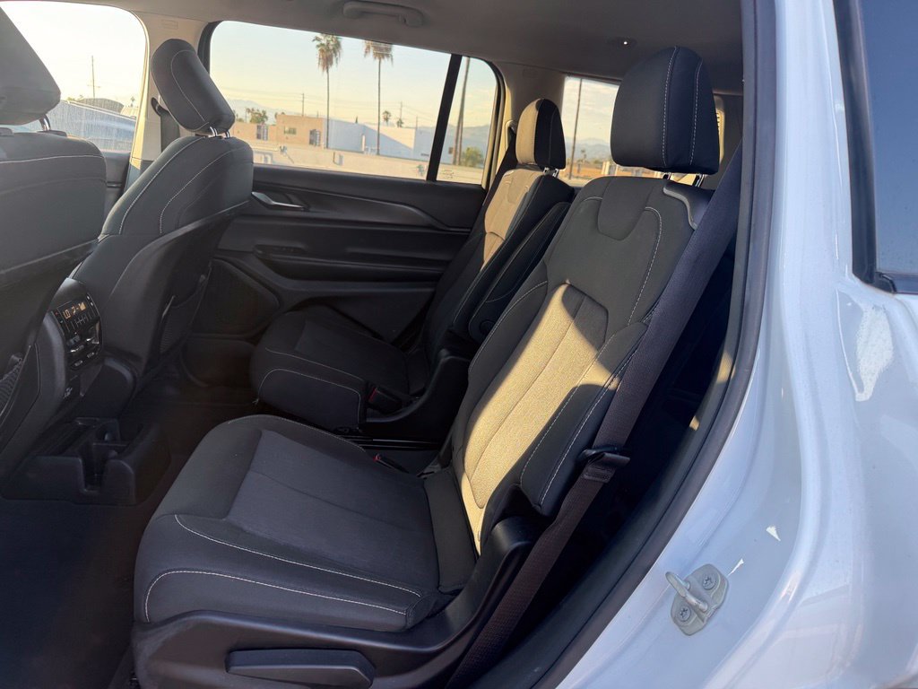 Used 2023 Jeep Grand Cherokee L Laredo RWD image 10