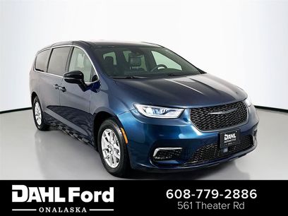 Used 2025 Chrysler Pacifica Select