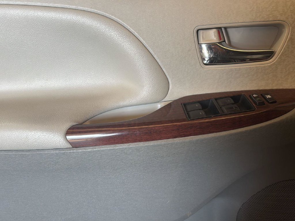 Used 2014 Toyota Sienna XLE w/ Entertainment Package FWD image 19