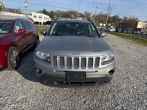 Used 2017 Jeep Compass Latitude image 2